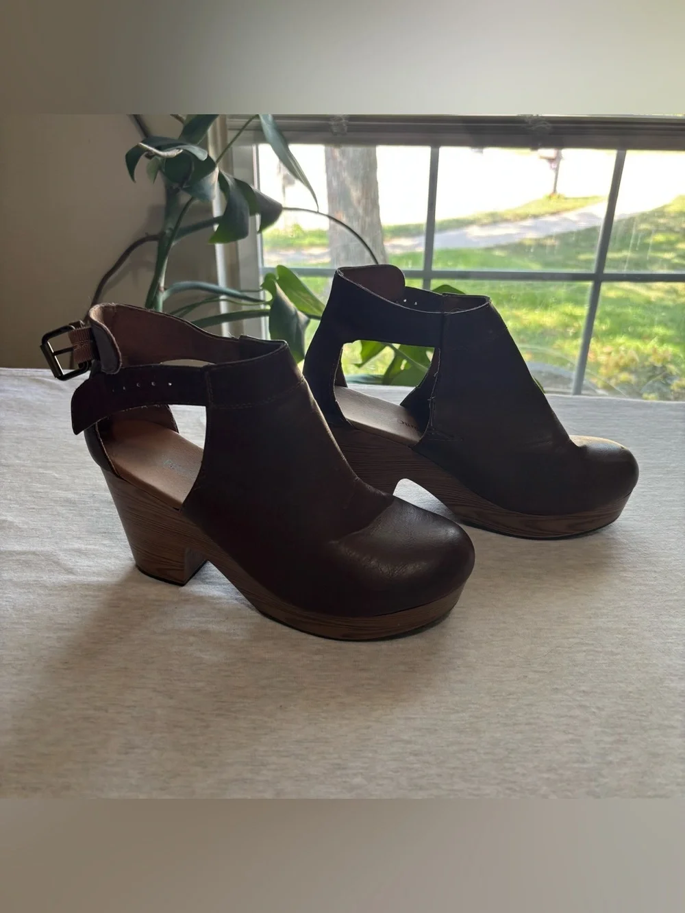 Pierre Dumas Brown Faux Leather Platform Cutout Clogs Heels Size 7